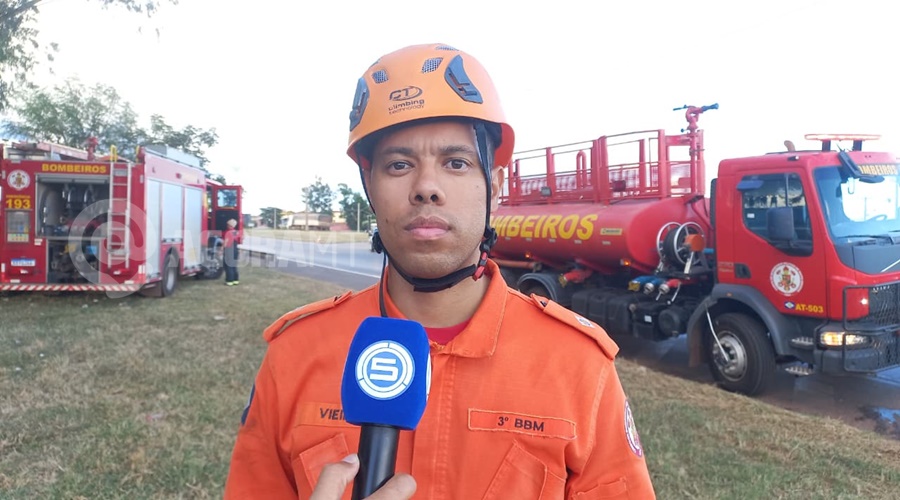 Imagem: WhatsApp Image 2026 04 13 at 16.08.26 Trabalhadores de frigorífico escapam ilesos após micro-ônibus pegar fogo próximo a BR-364 em Rondonópolis