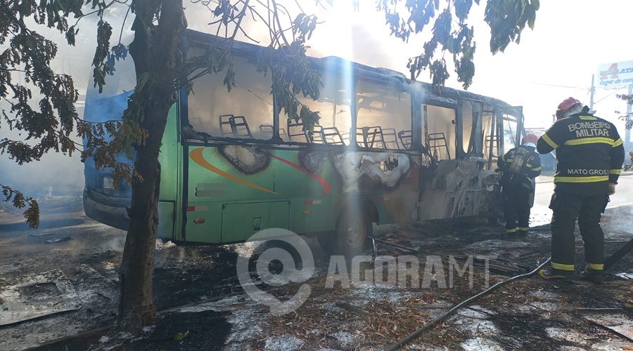 Imagem: WhatsApp Image 2026 04 13 at 16.08.56 Trabalhadores de frigorífico escapam ilesos após micro-ônibus pegar fogo próximo a BR-364 em Rondonópolis