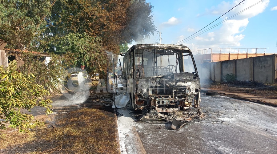 Imagem: WhatsApp Image 2026 04 13 at 16.08.57 Trabalhadores de frigorífico escapam ilesos após micro-ônibus pegar fogo próximo a BR-364 em Rondonópolis