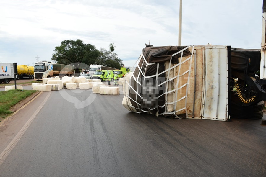 Imagem: WhatsApp Image 2026 04 27 at 15.42.43 Carreta tomba e derruba fardos de pluma de algodão pela pista no perímetro urbano de Rondonópolis