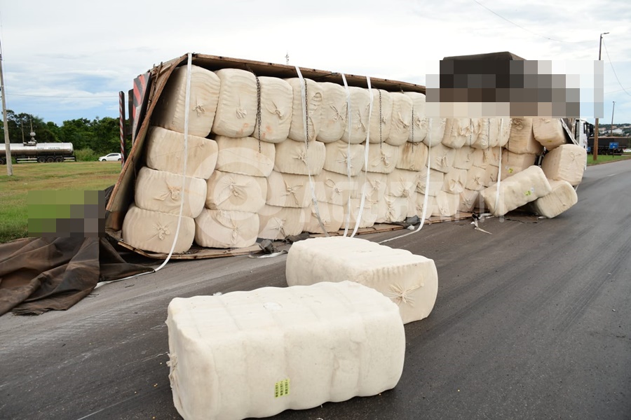 Imagem: WhatsApp Image 2026 04 27 at 15.42.44 Carreta tomba e derruba fardos de pluma de algodão pela pista no perímetro urbano de Rondonópolis
