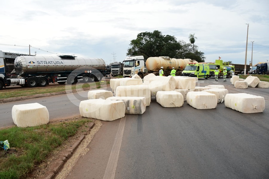 Imagem: WhatsApp Image 2026 04 27 at 15.42.45 Carreta tomba e derruba fardos de pluma de algodão pela pista no perímetro urbano de Rondonópolis
