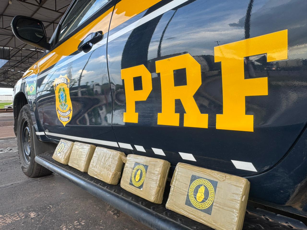 Imagem: WhatsApp Image 2026 04 28 at 18.08.49 Passageiro de ônibus interestadual é preso pela PRF com mais de 5 kg de skunk dentro de mochila