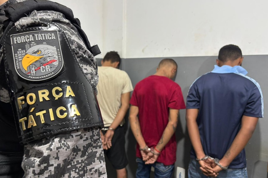 Imagem: adjbv Três suspeitos são detidos por tráfico de drogas durante operação da Força Tática no Jardim Rosa Bororo