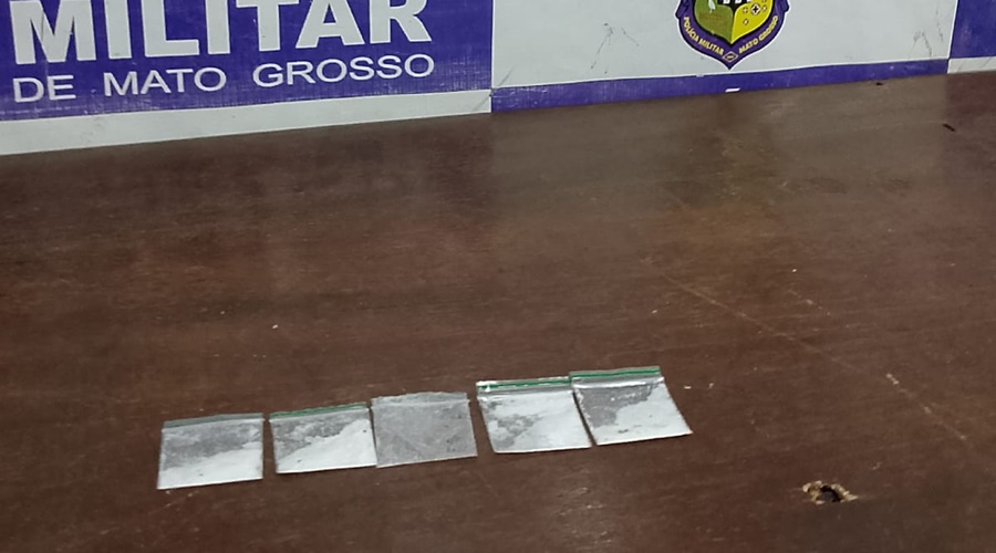 Imagem: aodjvn Suspeitos são detidos por tráfico de drogas durante operação da PM no Jardim Monte Líbano