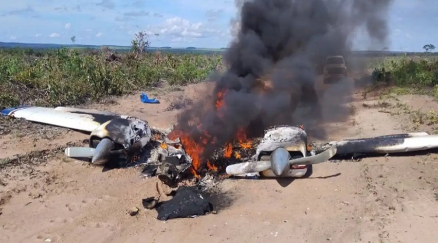 Imagem: apd Avião bimotor é encontrado pegando fogo totalmente destruído em área rural de Campo Novo do Parecis