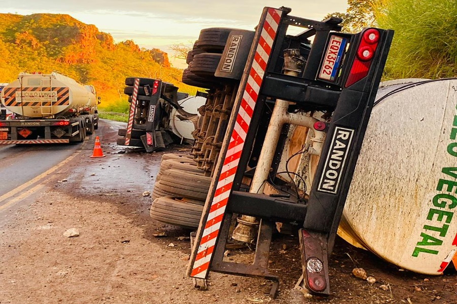 Imagem: apkdnv Carreta carregada com óleo vegetal perde o freio e tomba na Serra da Petrovina