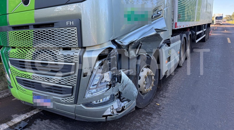 Imagem: cakd Colisão envolvendo carro, moto e caminhão deixa três feridos na BR-364 em Rondonópolis Imagem: cakd Colisão envolvendo carro, moto e caminhão deixa três feridos na BR-364 em Rondonópolis