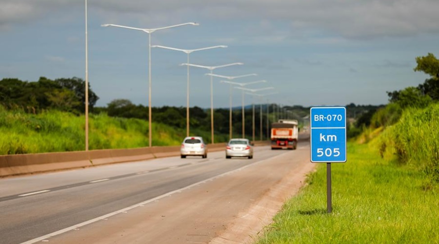 Imagem: carros Detran orienta condutores sobre cuidados para viagens no final de semana e no feriado de Tiradentes