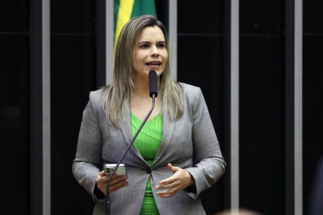 Imagem: clarissa tercio Presidente do PP reage à possibilidade de deputada Clarissa Tércio como vice de Flávio Bolsonaro