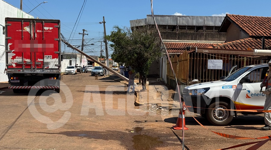 Imagem: jdsnvs Caminhão enrosca em fios e arrasta poste no Jardim Europa