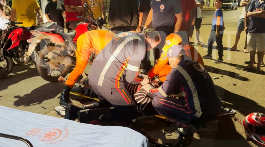 Imagem: Motoboys ficam gravemente feridos após colisão frontal no Jardim Monte Líbano Imagem: Motoboys ficam gravemente feridos após colisão frontal no Jardim Monte Líbano