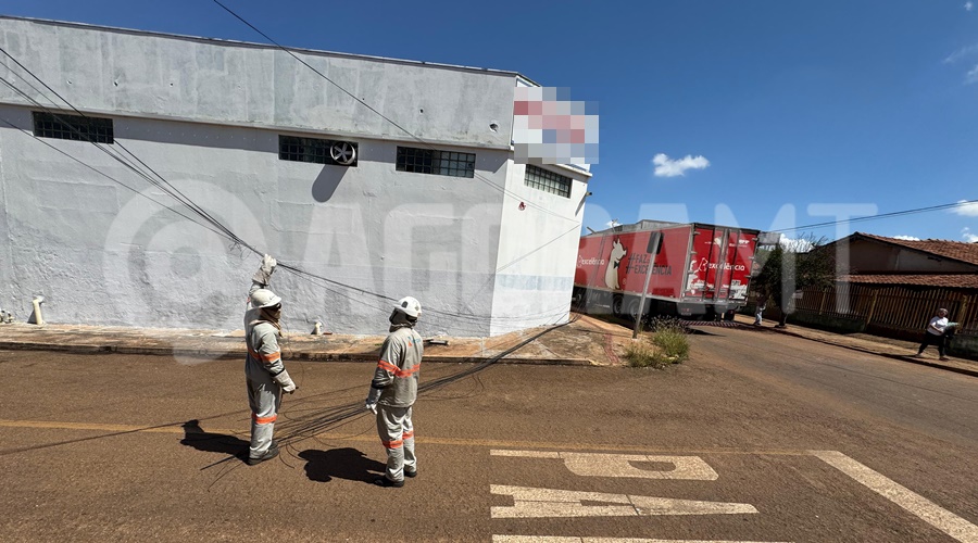 Imagem: pskba Caminhão enrosca em fios e arrasta poste no Jardim Europa