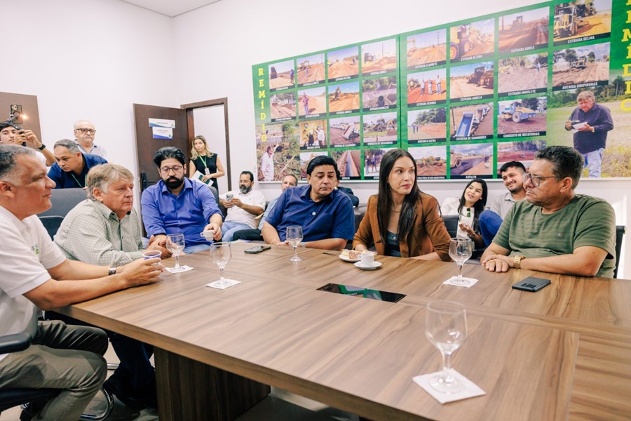 Imagem: reuniao Janaina Riva Vereadores expõem crise na saúde e segurança e pedem auxílio durante reunião com Janaina Riva e Silvano Amaral