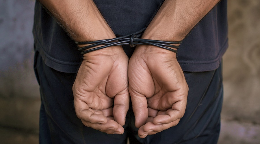 Imagem: rtckhbm Pai amarra filho para impedir agressão contra a irmã até chegada da PM no bairro Sagrada Família