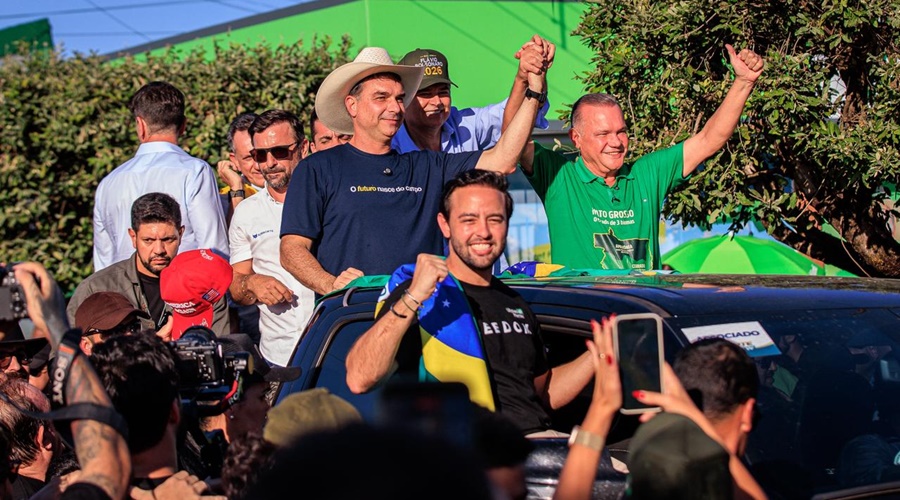 Imagem: wellington e flavio bolsonaro Flávio Bolsonaro cumpre agenda na Norte Show ao lado de Wellington Fagundes e mostra união do PL em MT