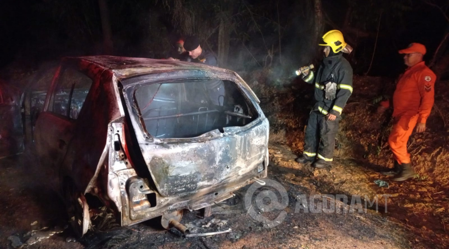 Imagem: 1 1 Carro fica completamente destruído pelas chamas após pegar fogo na gleba Dom Bosco