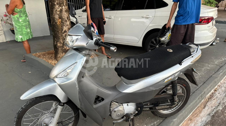 Imagem: 1 Homem fica ferido após desequilibrar e colidir motoneta contra veículo estacionado no bairro Cidade Natal