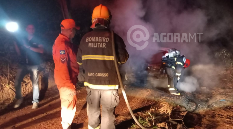 Imagem: 2 1 Carro fica completamente destruído pelas chamas após pegar fogo na gleba Dom Bosco