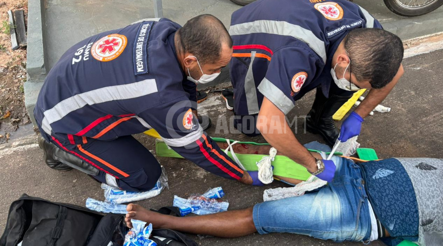 Imagem: 2 Homem fica ferido após desequilibrar e colidir motoneta contra veículo estacionado no bairro Cidade Natal