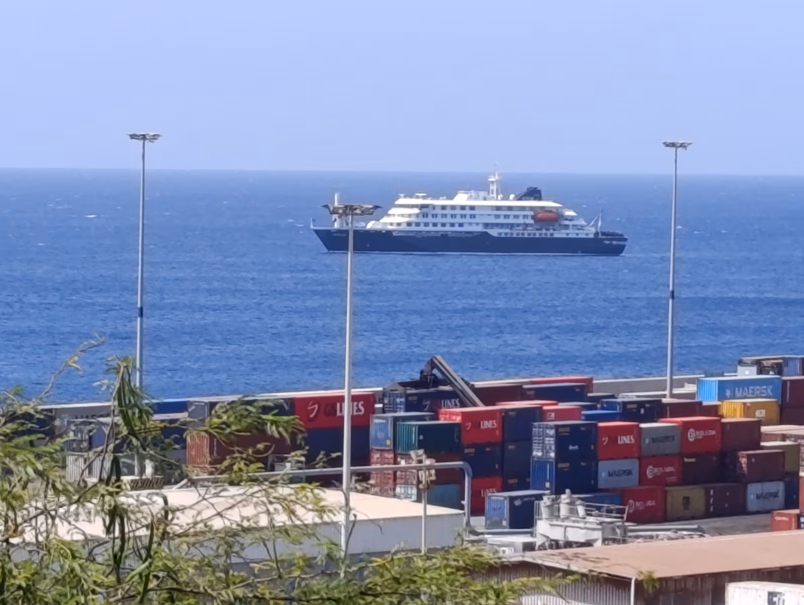 Imagem: 2RMTAOQ3NFFYFLNPE6ZKIVNSE4 Hantavírus a bordo: OMS sugere transmissão entre pessoas, mas aponta risco baixo à população