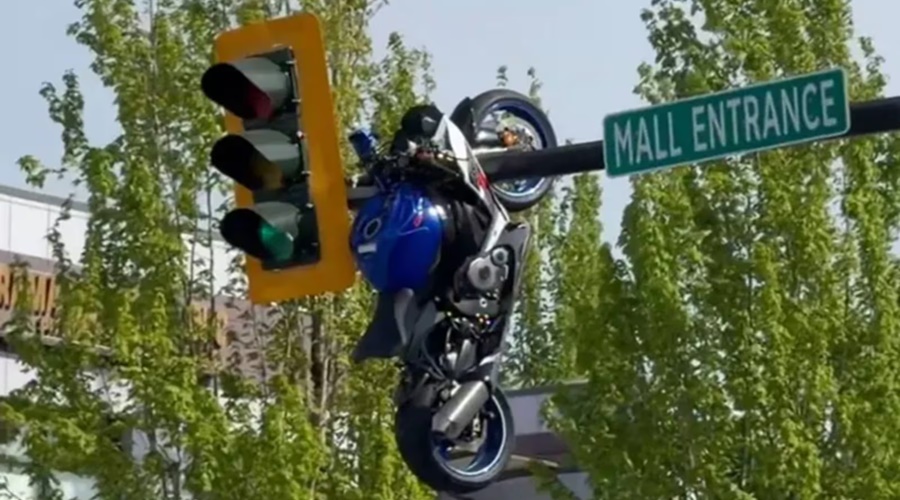 Imagem: ADJNVDA Moto fica pendurada no semáforo em acidente de trânsito no Canadá Imagem: ADJNVDA Moto fica pendurada no semáforo em acidente de trânsito no Canadá