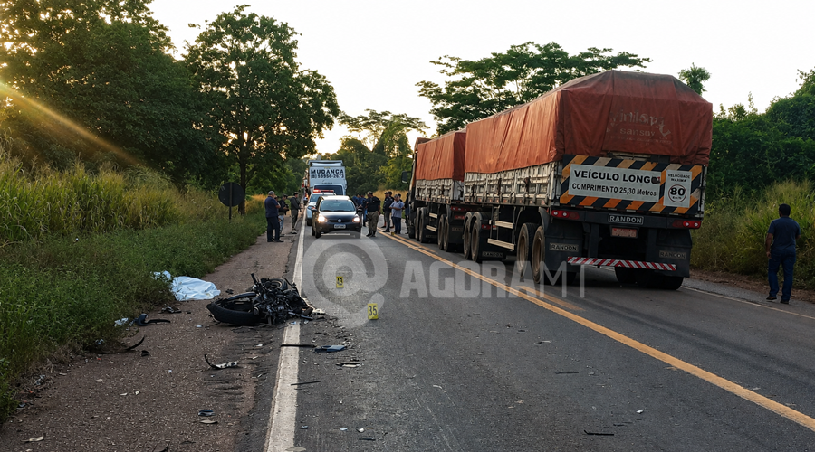 Imagem: ChatGPT Image 19 de mai. de 2026 17 00 33 Motociclista morre após colisão lateral com carreta na BR-364 em trecho próximo a Pedra Preta Imagem: ChatGPT Image 19 de mai. de 2026 17 00 33 Motociclista morre após colisão lateral com carreta na BR-364 em trecho próximo a Pedra Preta