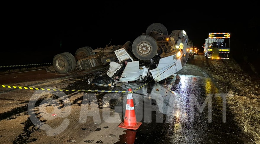 Imagem: DJVND Motorista de 62 anos morre preso às ferragens após carreta tombar na BR-364 em Rondonópolis
