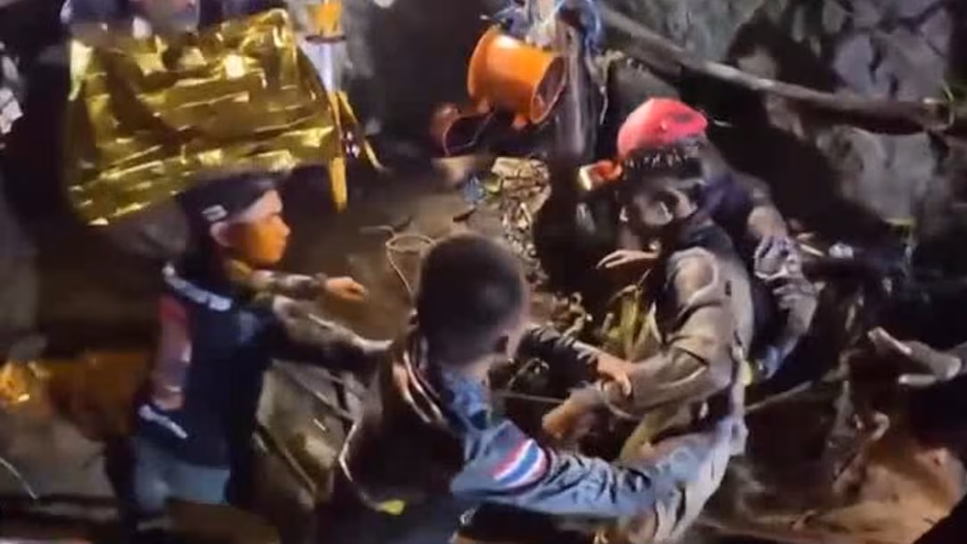 Imagem: EG723L6U5RBEHKPHDP3GC2ISVA garimpeiro é resgatado de caverna inundada no Laos no sudeste asiático Imagem: EG723L6U5RBEHKPHDP3GC2ISVA garimpeiro é resgatado de caverna inundada no Laos no sudeste asiático