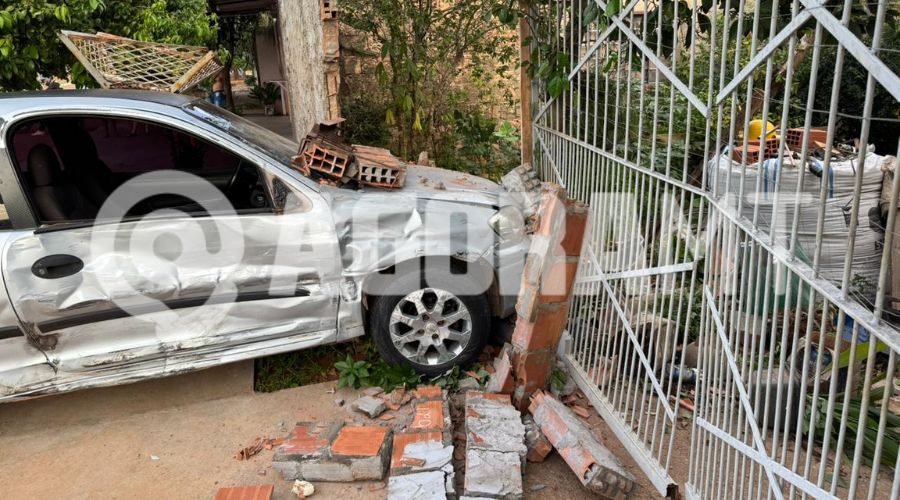 Imagem: ENQUADRAMENTO SITE 17 Acidente entre dois carros destrói muro de residência no Jardim Rui Barbosa em Rondonópolis