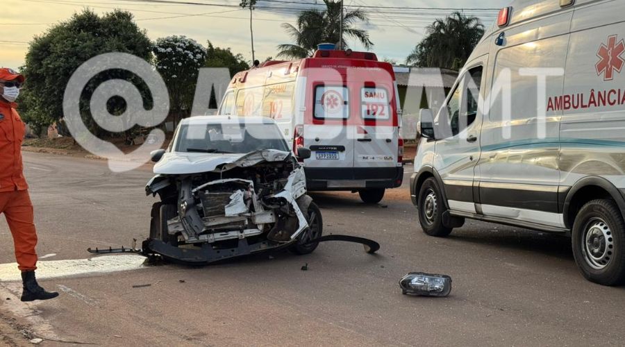 Imagem: ENQUADRAMENTO SITE 18 Acidente entre dois carros destrói muro de residência no Jardim Rui Barbosa em Rondonópolis
