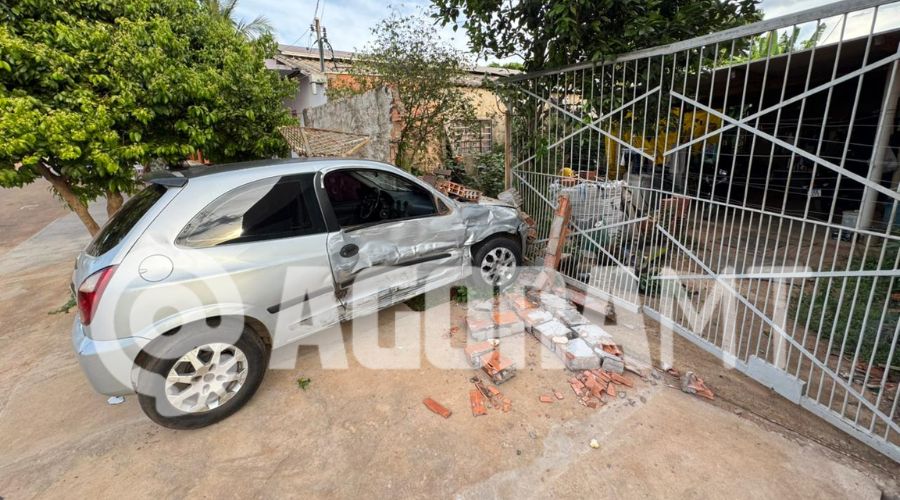 Imagem: ENQUADRAMENTO SITE 19 Acidente entre dois carros destrói muro de residência no Jardim Rui Barbosa em Rondonópolis