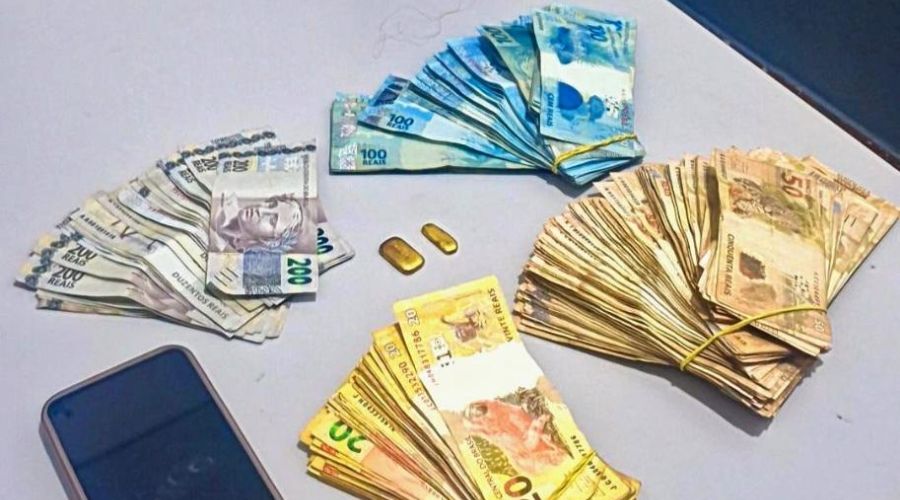 Imagem: ENQUADRAMENTO SITE 30 PM apreende barras de ouro e mais de R$ 34 mil após denúncia de violência doméstica Imagem: ENQUADRAMENTO SITE 30 PM apreende barras de ouro e mais de R$ 34 mil após denúncia de violência doméstica