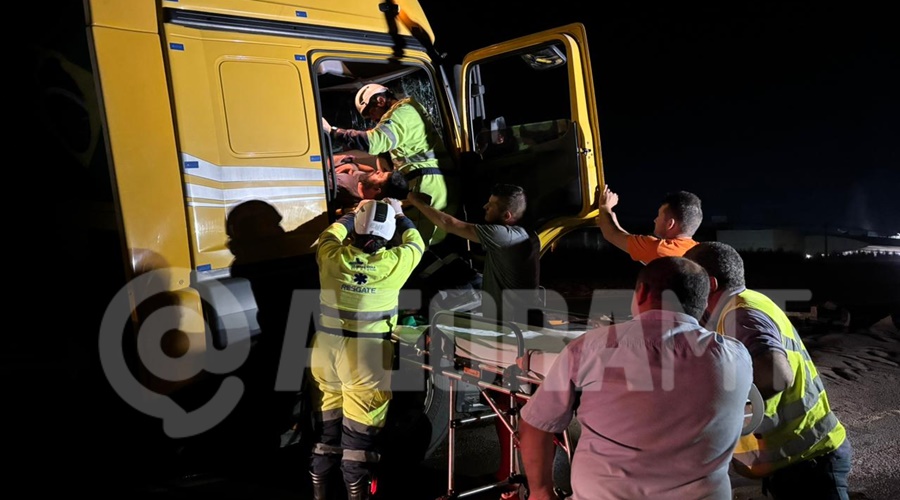 Imagem: KDV Motorista fica preso na cabine após colisão traseira entre carretas na BR-163 em Rondonópolis Imagem: KDV Motorista fica preso na cabine após colisão traseira entre carretas na BR-163 em Rondonópolis