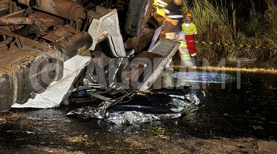 Imagem: OAJDNVD Motorista de 62 anos morre preso às ferragens após carreta tombar na BR-364 em Rondonópolis