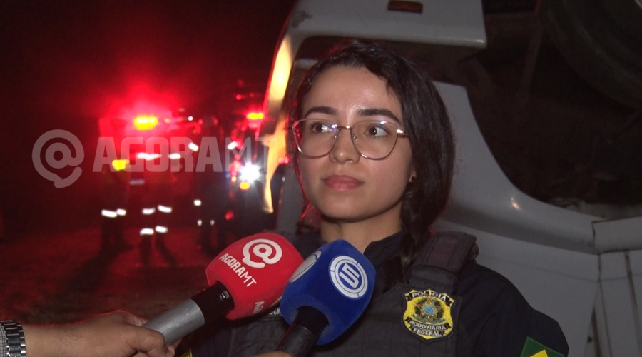 Imagem: PRF LARISSA Motorista de 62 anos morre preso às ferragens após carreta tombar na BR-364 em Rondonópolis