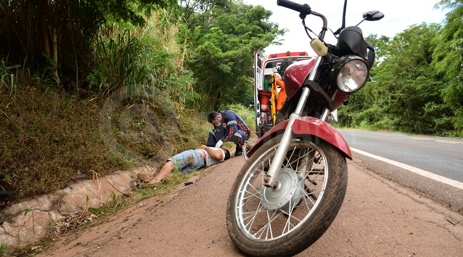 Imagem: Queda de moto na Br 364 01 Condutor fica inconsciente após perder controle da moto na BR-364 em Rondonópolis Imagem: Queda de moto na Br 364 01 Condutor fica inconsciente após perder controle da moto na BR-364 em Rondonópolis