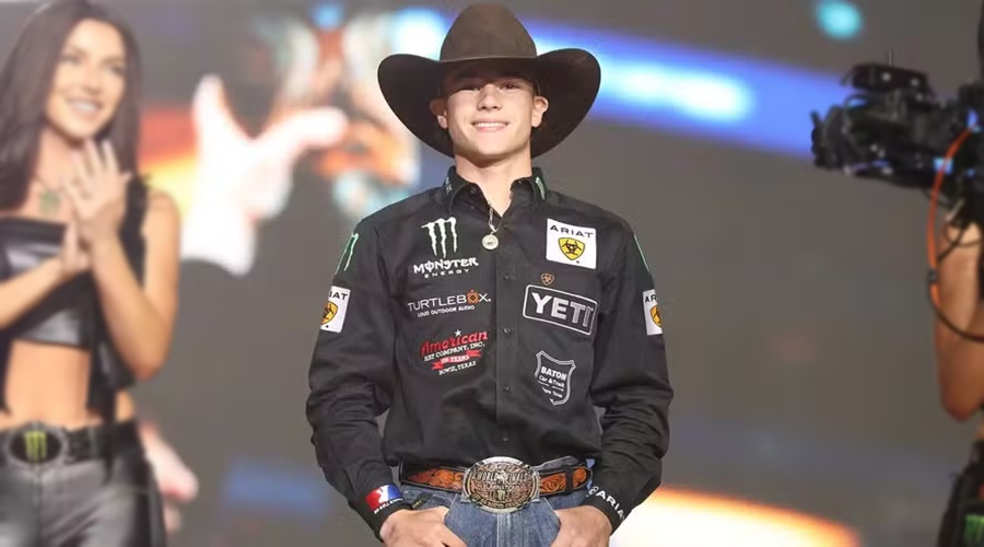 Imagem: SFJNF Filho de peão brasileiro, John Crimber conquista título mundial da PBR com apenas 20 anos Imagem: SFJNF Filho de peão brasileiro, John Crimber conquista título mundial da PBR com apenas 20 anos