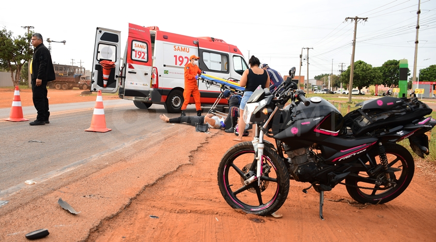 Imagem: Samu atendendo vitima de acidente 01 1 Motociclista fica ferida após colisão traseira próximo a rotatória da Avenida dos Estudantes Imagem: Samu atendendo vitima de acidente 01 1 Motociclista fica ferida após colisão traseira próximo a rotatória da Avenida dos Estudantes