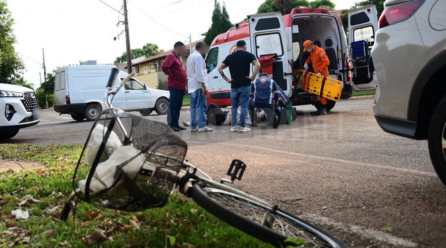Imagem: Samu atendendo vitima de acidente 02 Idoso de 82 anos fica ferido após sofrer queda de bicicleta ao atravessar rua Otávio Pitaluga