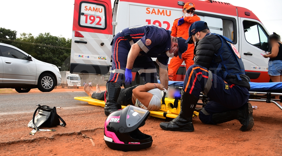 Imagem: Samu atendendo vitima de acidente 1 Motociclista fica ferida após colisão traseira próximo a rotatória da Avenida dos Estudantes Imagem: Samu atendendo vitima de acidente 1 Motociclista fica ferida após colisão traseira próximo a rotatória da Avenida dos Estudantes