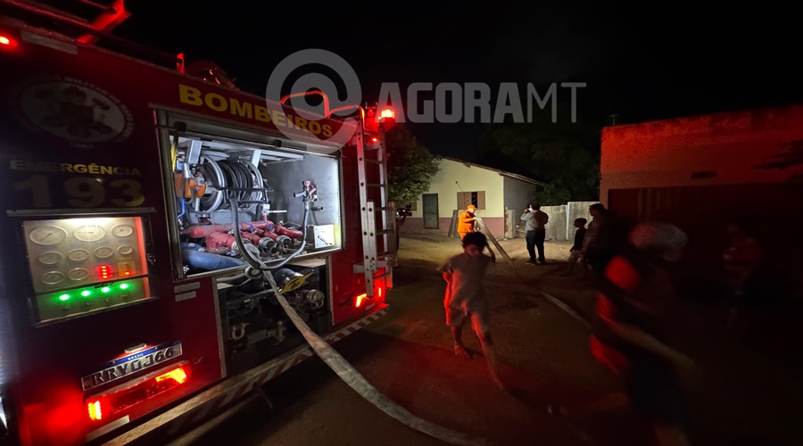 Imagem: WhatsApp Image 2026 05 01 at 20.21.17 Incêndio atinge casa após idoso acender fogo para aquecer refeição no bairro Antônio Geraldini