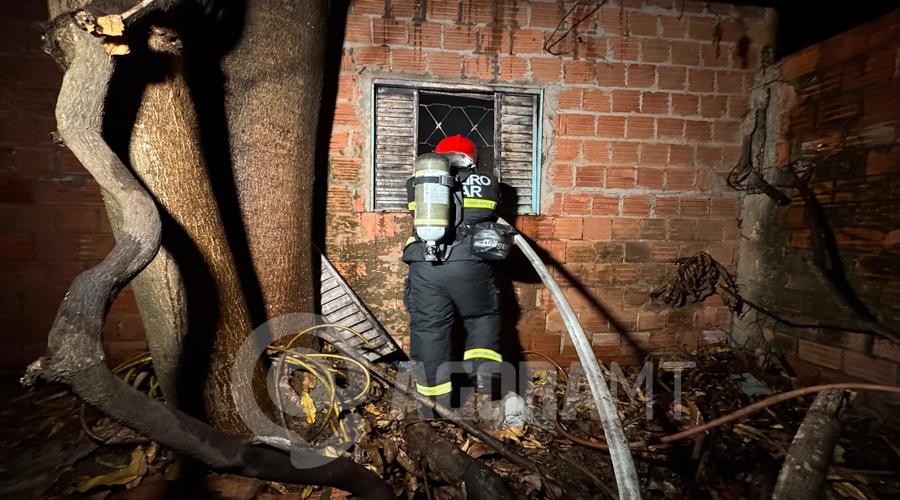 Imagem: WhatsApp Image 2026 05 01 at 20.21.18 Incêndio atinge casa após idoso acender fogo para aquecer refeição no bairro Antônio Geraldini