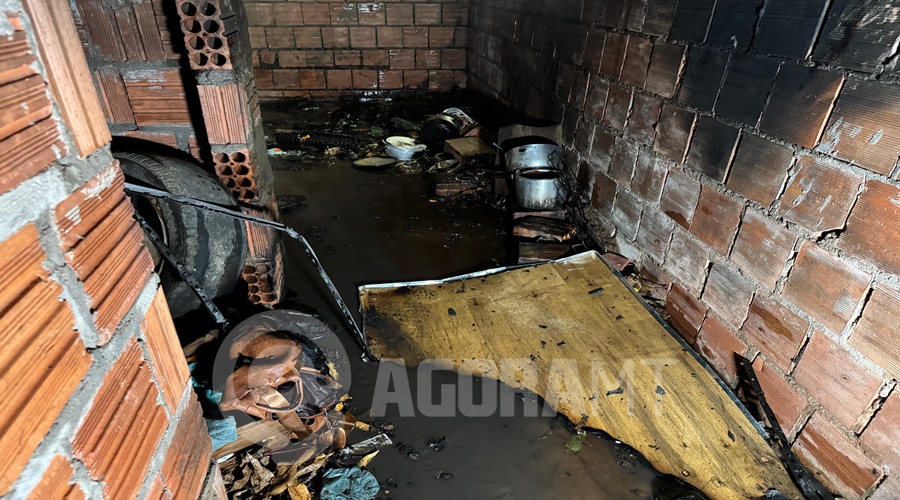 Imagem: WhatsApp Image 2026 05 01 at 20.21.19 Incêndio atinge casa após idoso acender fogo para aquecer refeição no bairro Antônio Geraldini