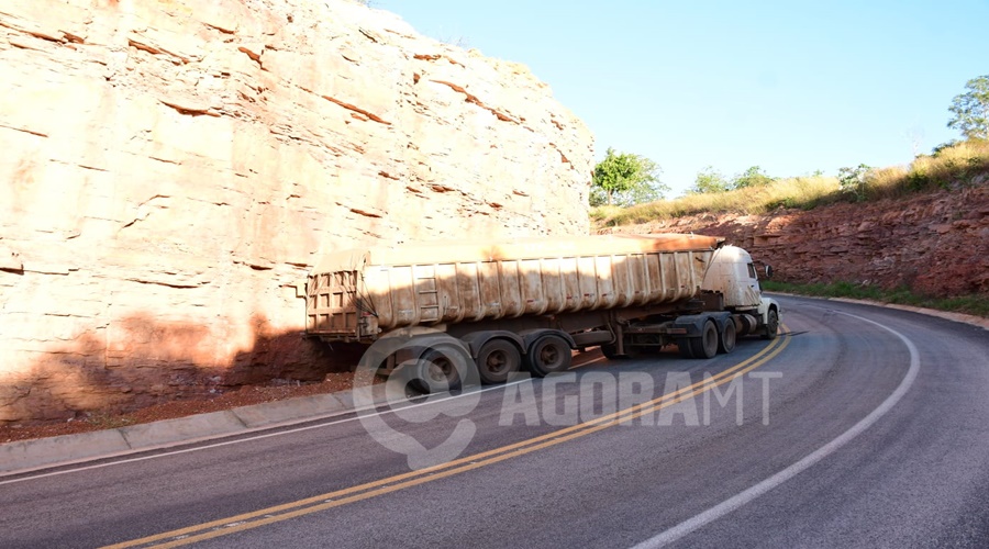 Imagem: WhatsApp Image 2026 05 05 at 16.42.25 Carreta atravessada em curva na MT-471 exige atenção redobrada de motoristas que passam pelo Morro do Gavião