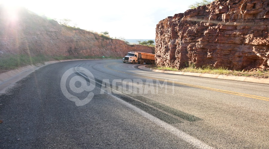 Imagem: WhatsApp Image 2026 05 05 at 16.43.03 Carreta atravessada em curva na MT-471 exige atenção redobrada de motoristas que passam pelo Morro do Gavião