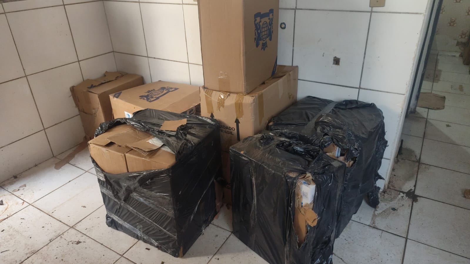 Imagem: WhatsApp Image 2026 05 13 at 14.52.51 1 Depósito clandestino de cigarros contrabandeados é desarticulado pela Polícia Civil no Jardim Magnólia Imagem: WhatsApp Image 2026 05 13 at 14.52.51 1 Depósito clandestino de cigarros contrabandeados é desarticulado pela Polícia Civil no Jardim Magnólia
