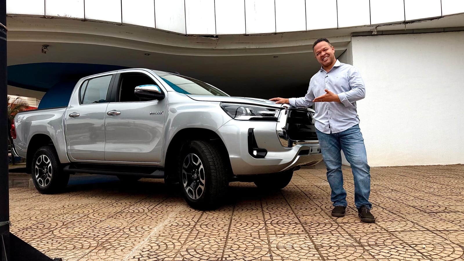 Imagem: WhatsApp Image 2026 05 19 at 15.21.16 Cláudio Ferreira apresenta caminhonete Hilux 0km a ser sorteada no IPTU Premiado 2026 Imagem: WhatsApp Image 2026 05 19 at 15.21.16 Cláudio Ferreira apresenta caminhonete Hilux 0km a ser sorteada no IPTU Premiado 2026