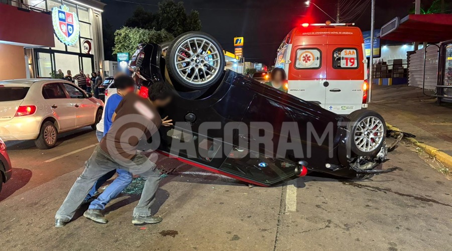 Imagem: WhatsApp Image 2026 05 20 at 18.17.13 1 Mini Cooper capota após colidir na traseira de Corolla Cross na Rua Dom Pedro II