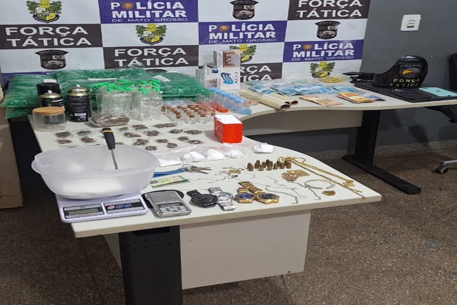 Materiais e entorpecentes apreendidos em Rondonópolis. Foto: PMMT